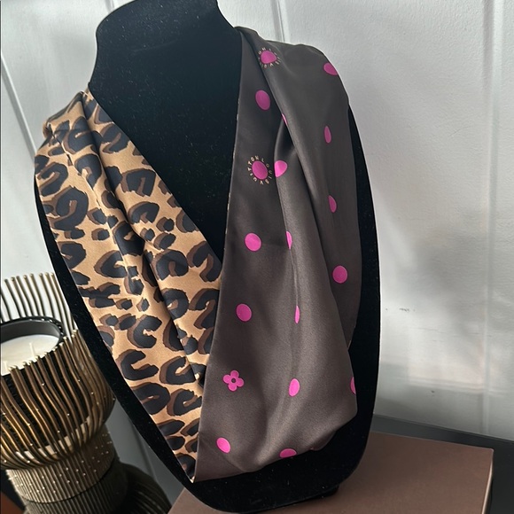Louis Vuitton Limited Edition Leopard & Polka Dot Silk infinity Scarf with Box - Picture 3 of 5